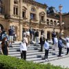 El Ayuntamiento de San Sebastián guarda un minuto de silencio por las personas fallecidas por COVID-19