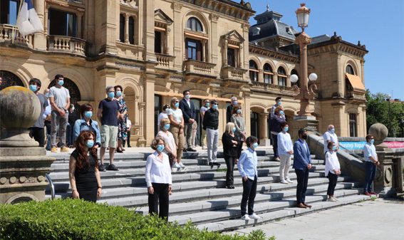 El Ayuntamiento de San Sebastián guarda un minuto de silencio por las personas fallecidas por COVID-19