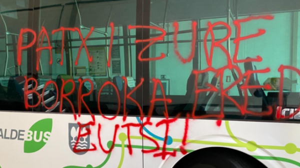 Seis personas encapuchadas atacan un autobús de línea en Azpeitia