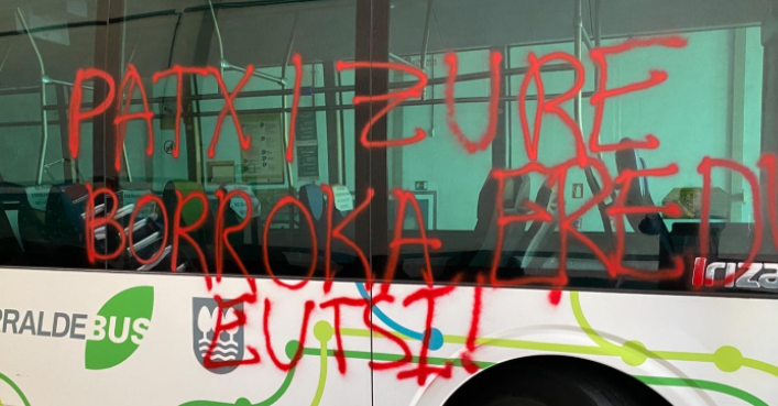 Seis personas encapuchadas atacan un autobús de línea en Azpeitia