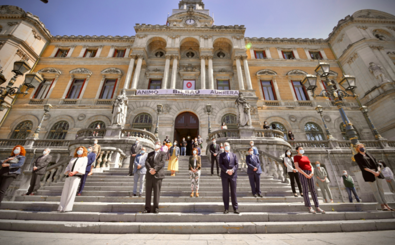 El Ayuntamiento de Bilbao de luto por las personas fallecidas por COVID-19