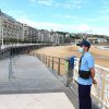 Los “hondartzainak” vigilan el acceso a la playa de La Concha