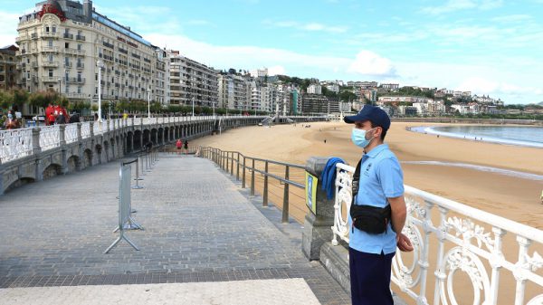 Los “hondartzainak” vigilan el acceso a la playa de La Concha