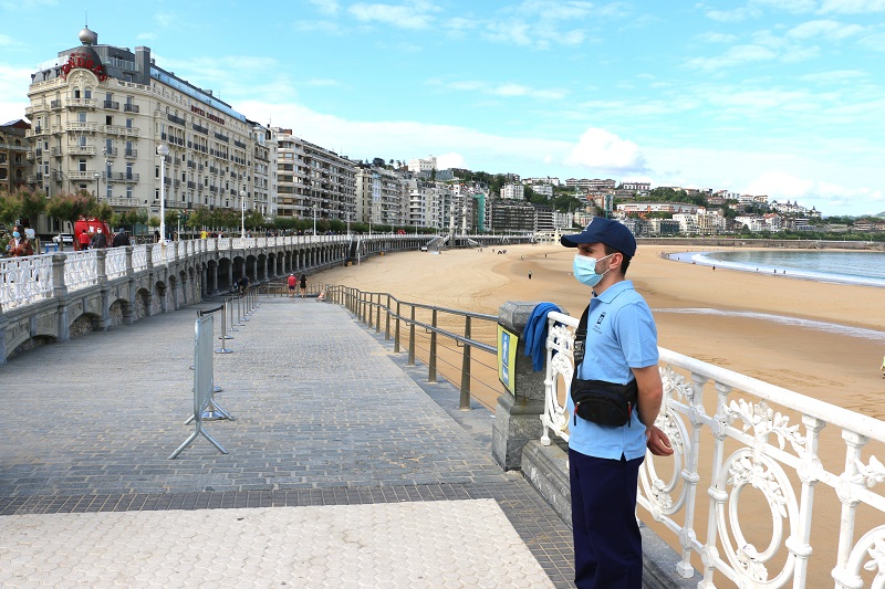 Los “hondartzainak” vigilan el acceso a la playa de La Concha