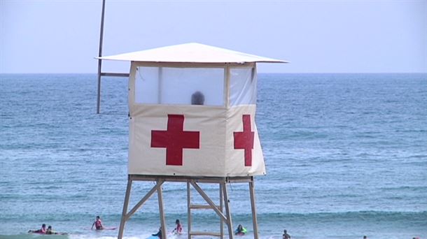 Los socorristas de San Sebastián se concentran “contra los despidos”