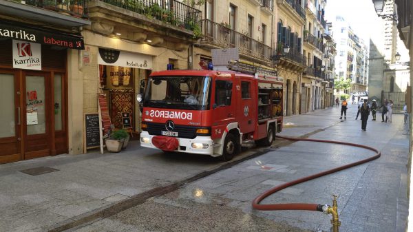 Incendio en el tejado de un edificio de la Parte Vieja donostiarra