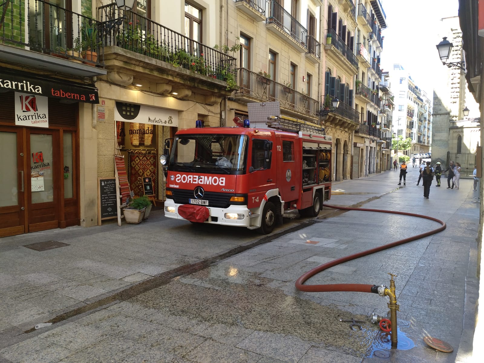 Incendio en el tejado de un edificio de la Parte Vieja donostiarra