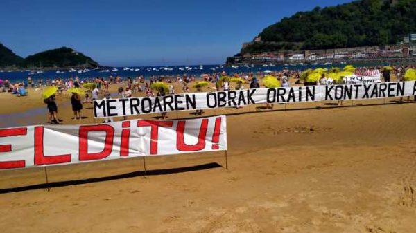 Protesta para exigir la paralización total de las obras del metro de Donostialdea