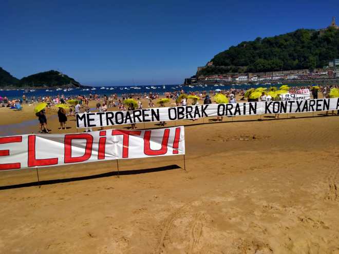 Protesta para exigir la paralización total de las obras del metro de Donostialdea