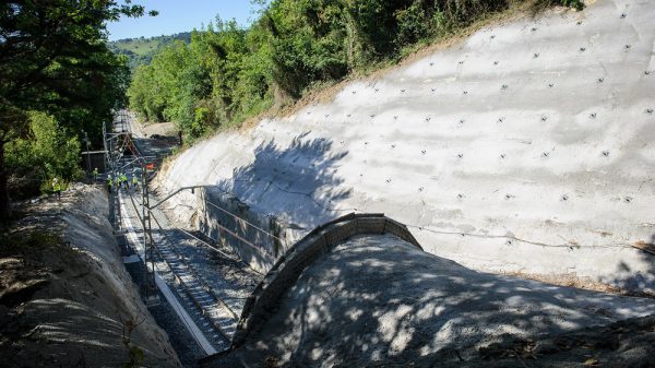 Reanudado el servicio ferroviario entre Deba y Zumaia tras reparar el túnel de Sakoneta