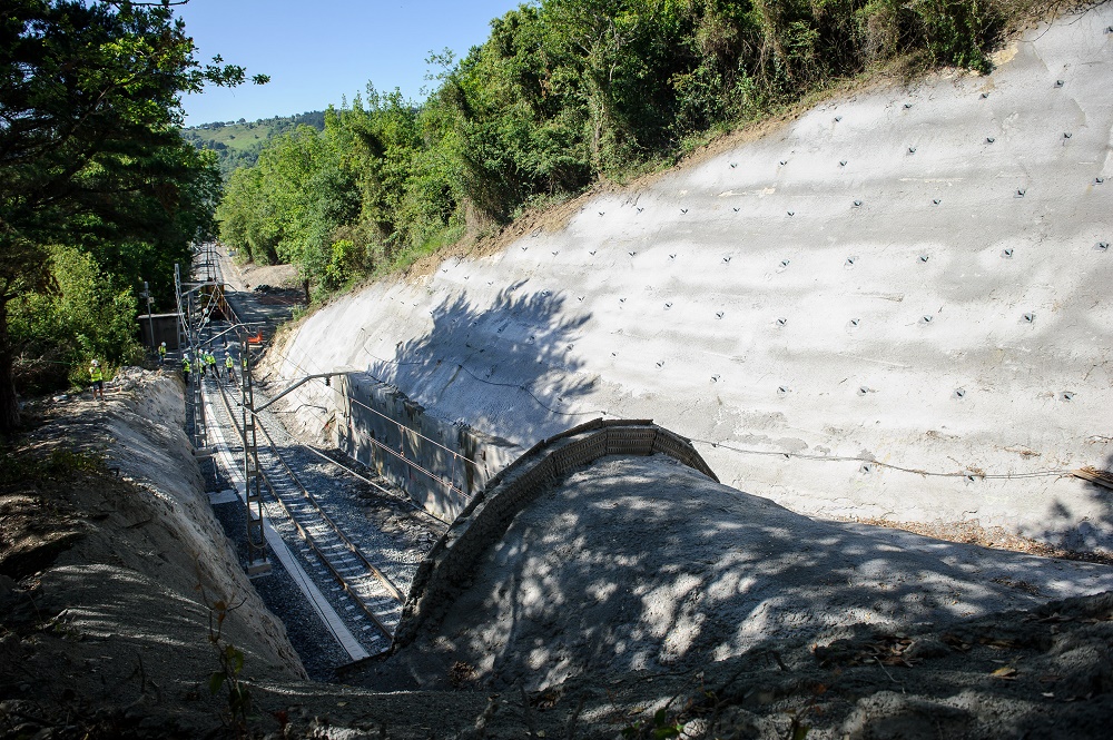 Reanudado el servicio ferroviario entre Deba y Zumaia tras reparar el túnel de Sakoneta