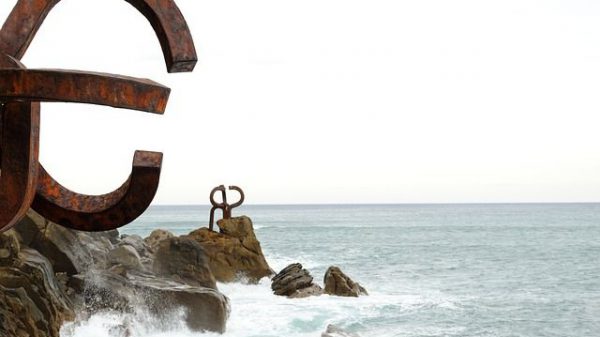 Socorren a una mujer en una zona de rocas del Paseo Nuevo de San Sebastián