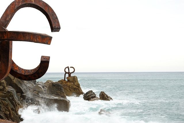 Socorren a una mujer en una zona de rocas del Paseo Nuevo de San Sebastián