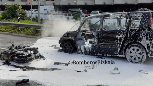 Un motorista resulta herido grave tras colisionar contra un turismo en Mutriku