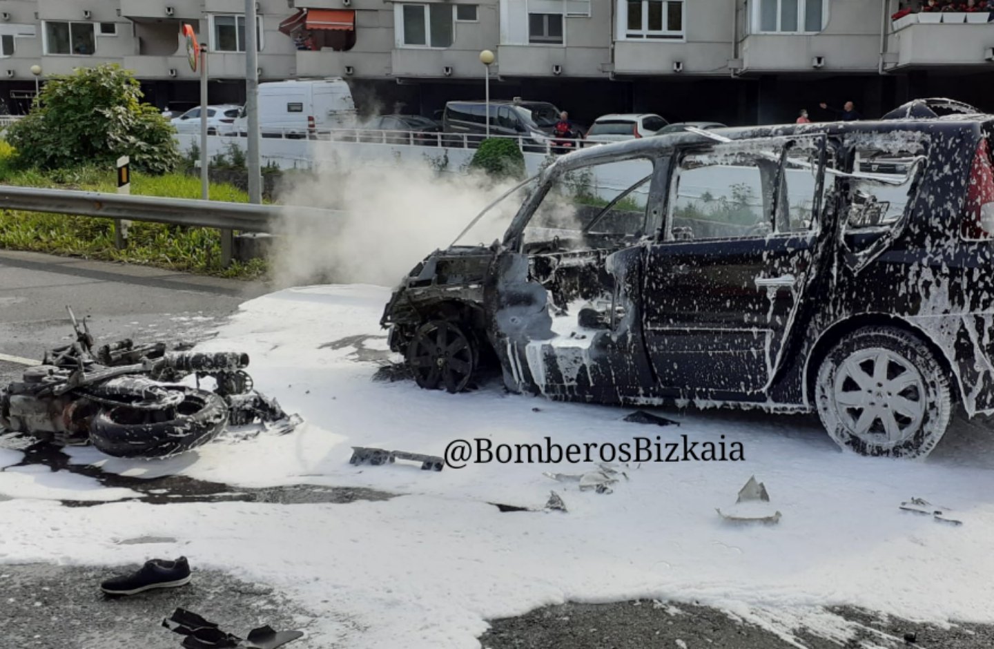 Un motorista resulta herido grave tras colisionar contra un turismo en Mutriku